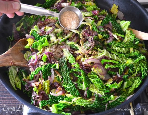 Посолить и поперчить по вкусу. Добавить сахар и измельченные в ступке специи. Все как следует перемешать и тушить на слабом огне около 25-30 минут, время от времени помешивая.