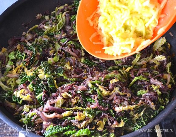 Незадолго перед готовностью овощей натереть яблоко на терке и добавить в сковороду.