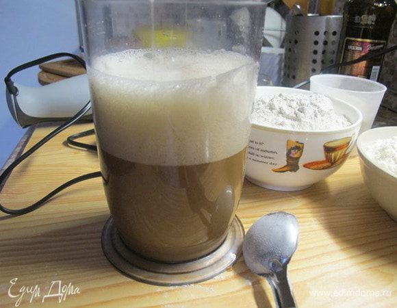 Пиво слегка подогреть, взбить с медом и яйцом, добавить растительное масло.