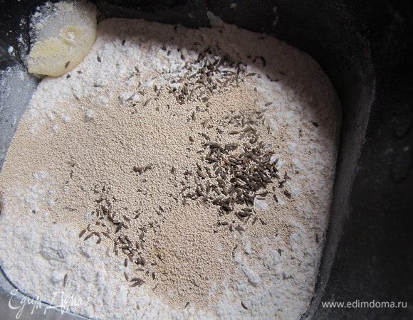 Смешать вместе все виды муки, дрожжи, соль, тмин. В пивную смесь начинаем всыпать муку, замешивая тесто. Всыпаем постепенно, по стакану. Идеальная консистенция теста - равномерная масса без комочков. Вымешиваем до упругости и оставляем в теплом месте на час.
Владельцы хлебопечек вливаем в чашу пивную смесь, отставляем в сторону 0,5 стакана хлебной смеси, всыпаем в чашу ХП остальную муку муку, соль, тмин, дрожжи и выбираем режим "тесто" - 1,5 часа. Оставшиеся полстакана муки всыпаем в чашу ХП по ложке, по мере надобности, если тесто слишком жидкое (размазывается по чаше ХП или скапливается не промешенное в нижней части чаши). Консистенция готового теста однородно-упругая, при надавливании пальцем легко восстанавливает форму.