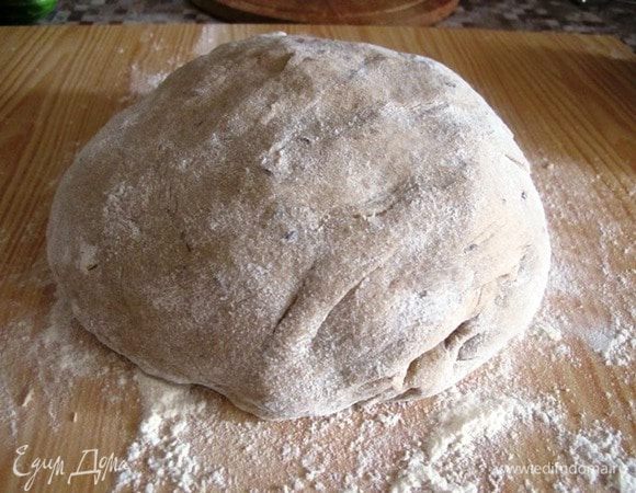 Те, кто делал тесто вручную и оставлял тесто для расстойки, достают его и, обмяв, оставляют подняться еще на час-полтора. 