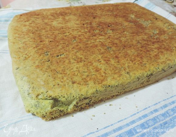 Из указанных ингредиентов испечь бисквит по рецепту http://www.edimdoma.ru/retsepty/45328-aromatnyy-makovyy-biskvit.
Обратите внимание, что разрыхлитель мы добавляем обязательно, а вместо ванилина возьмем апельсиновую цедру. Цедру берем с одного апельсина и добавляем к желткам вместе с сахаром.
Форму я использовала прямоугольную, приблизительно 30 на 40 см. 
Время выпечки теста в такой форме сократится и составит примерно 25-30 минут.
Если у вас нет такой формы, можете испечь два бисквита в круглой форме 26 см.