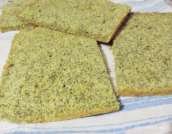 Остывший бисквит разрезать пополам, а затем каждый из коржей еще разрезать поперек на 2 пласта. Таким образом, получится 4 коржа размером 20 на 30 см. 