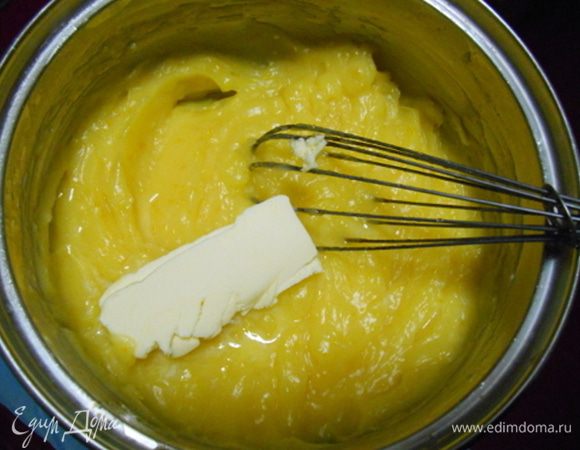 
Отправить на средний огонь. Постоянно помешивать содержимое сотейника. 
Как только курд загустеет и начнет булькать - он готов. Снять сотейник с огня. Добавить в него масло и перемешать до однородности. 