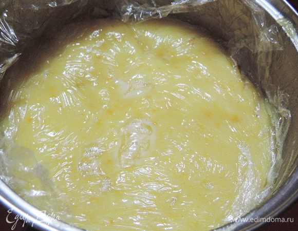 Накрыть пищевой пленкой в контакте с поверхностью курда и отправить в прохладное место. Когда курд достаточно остынет - убрать его в холодильник.