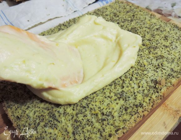 
Приступаем к сборке торта. На блюдо выложить корж, смазать его 1/4 частью крема.