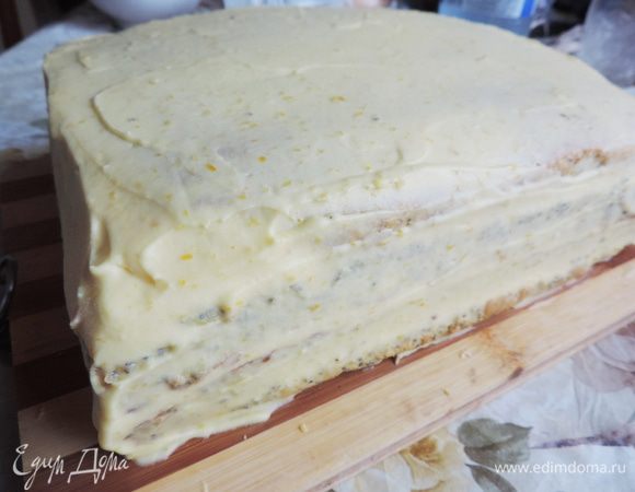 И так чередовать коржи и крем. Обмазываем торт оставшимся кремом и убираем в холодильник минимум на пару часов. У меня  торт провел в холодильнике целую ночь. Не расстраивайтесь, если сразу не получится торт хорошо выровнять и он будет неровным. Затем мы все исправим.