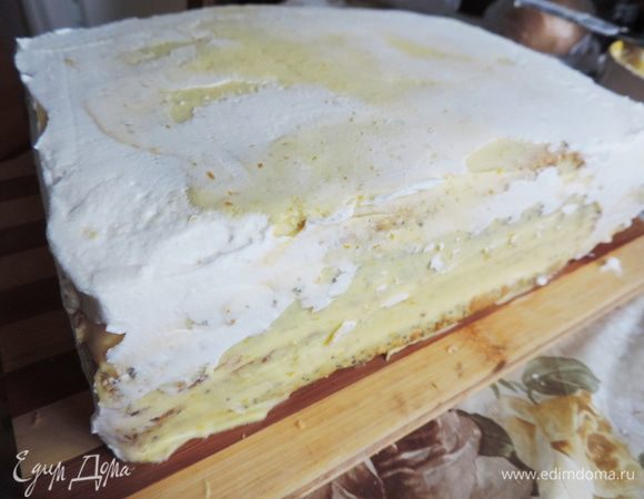 Столовую ложку крема с горкой отложить в кондитерский мешок с насадкой "звездочка". Оставшимся кремом выровняла торт.