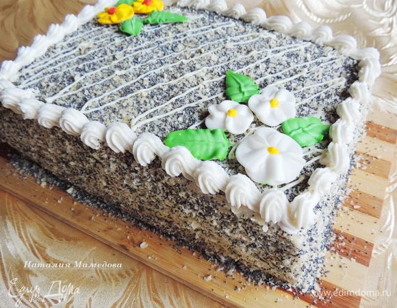 Далее отсадить бордюрчик из крема, растопленным белым шоколадом нарисовать полоски и украсить торт цветочками из айсинга.
Вы можете оформить торт по своему вкусу и желанию.