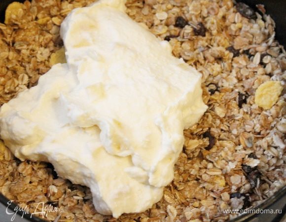 На основу из мюсли выложить творожный крем и поставить в холодильник на 2-3 часа.