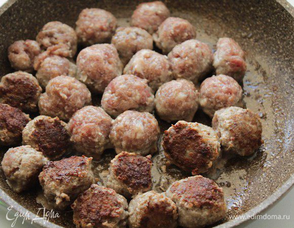 Из мясного фарша сделать фрикадельки, обжарить их.