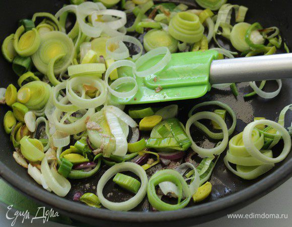 Лук нарезать кольцами, чеснок порезать тонкими пластинками, слегка обжарить.