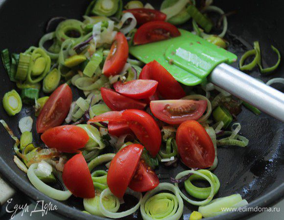 Добавить нарезанные дольками помидоры,тушить еще 5 минут.