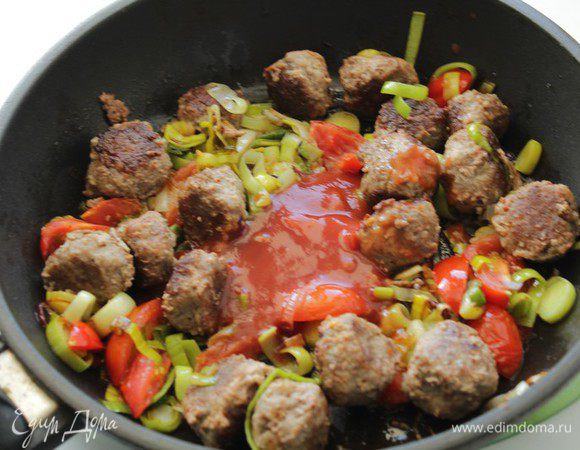 Добавить томатный соус, фрикадельки, потушить 5 минут.