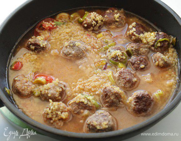 Насыпать булгур, залить водой, посолить, поперчить, добавить паприку, специи. Прикрыть крышкой и тушить на небольшом огне 20 минут.