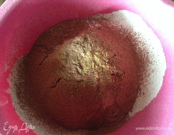 Просеять два вида муки, какао и специи. Разделить просеянную смесь на две части в одну из которых добавить соду и отставить.