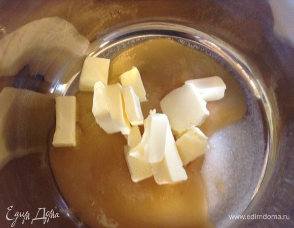 В кастрюлю с толстым дном сложить мед, сахар и масло. Поставить на огонь до растворения сахара.