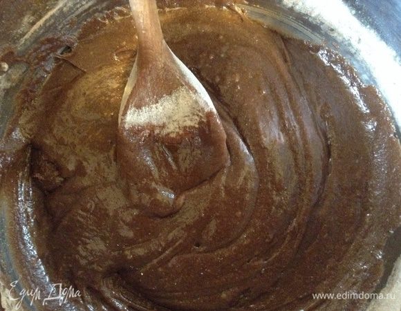 После того как сахар растворится всыпать одну часть муки, без соды, и перемешать.  В полученную массу вмешать быстро яйца, следить чтобы не свернулись.