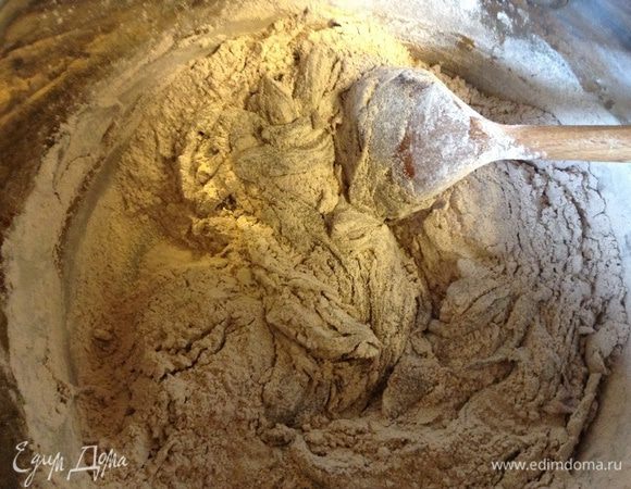 Снять с огня добавить вторую часть  муки. Вымешивать лопаткой,  чтобы тесто немного остыло.