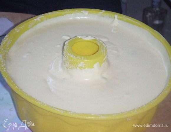 Добавляем цукаты, в вливаем в форму. Затем в духовку на 40-50 минут до золотистой корочки.