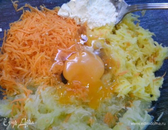 Измельчить на мелкой терке картофель, отжать сок. Измельчить кабачок и морковь. К овощам добавить яйцо, соль, перец.