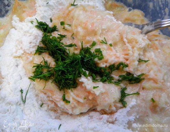 Добавить к овощам кефир, муку и укроп.