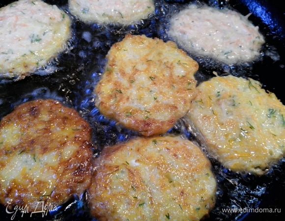 В раскаленном масле обжарить с двух сторон до золотистой корочки. Выложить на салфетку, дать стечь лишнему маслу. Соус: смешиваем сметану, кефир, укроп и чеснок и поливаем сверху на драники.