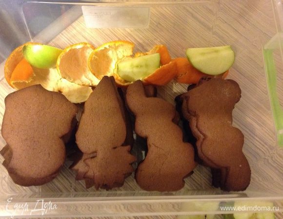 Теперь самое важное, пряники могут показаться сразу твёрдыми, им нужно дать настояться. Для этого сложить их в герметичную посуду, положить корки от апельсинов или мандаринов и четвертушки яблока. Настаивать минимум три дня. Пряники будут мягкими и ароматными. После чего можно их распивать, можно и заранее, но у меня при настаивании глазурь подплыла первый раз, поэтому дальше расписывался после выдержки. Теста по рецепту на очень много противней - семь, я делаю половину. Также использовала тесто для пряничного домика, можно посмотреть в фотоотчетах. Относительно глазури, я нагревала 1 белок с 110 гр сахарной пудры до 45С, потом добавила сок половинки лимона и взбила до нужной консистенции.