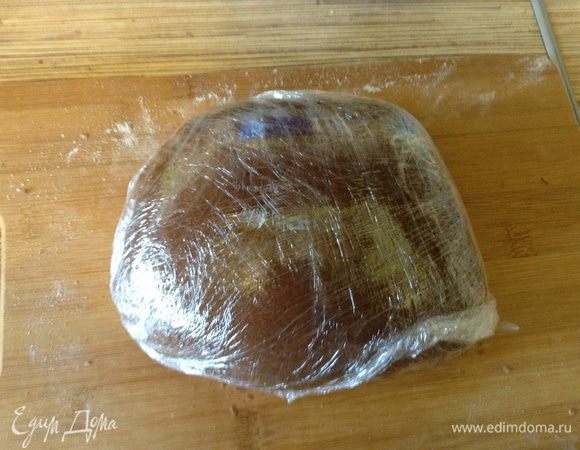 Завернуть в пищевую пленку оставить на полчаса, можно и дольше или на ночь в холодильник, но мне легче работать со слегка теплым тестом.