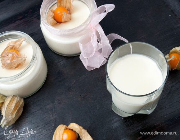 Полученную смесь процеживаем (избавляем от цедры). Разливаем по стеклянным стаканам или баночкам и ставим в холодильник примерно на 2 часа.