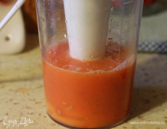 Нарезать кубиками и измельчить погружным блендером в пюре. Посолить, поперчить и добавить 1/2 ч.л. оливкового масла.