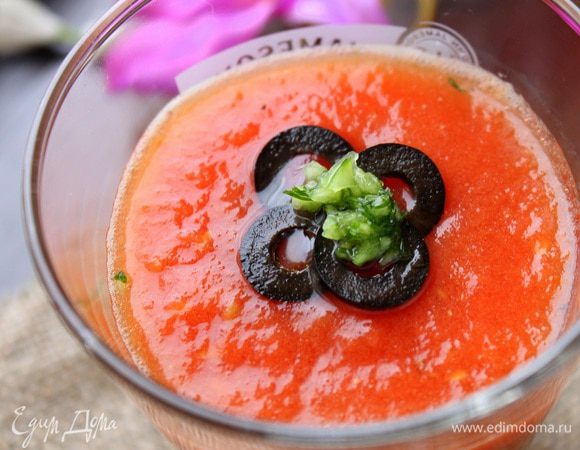 На дно бокала кладем половину томатного пюре, затем слой из огуречной кашицы, завершаем оставшимся пюре из помидоров. Добавляем капельку масла и маслину, нарезанную колечками.

Подаем сразу же. Приятного аппетита!