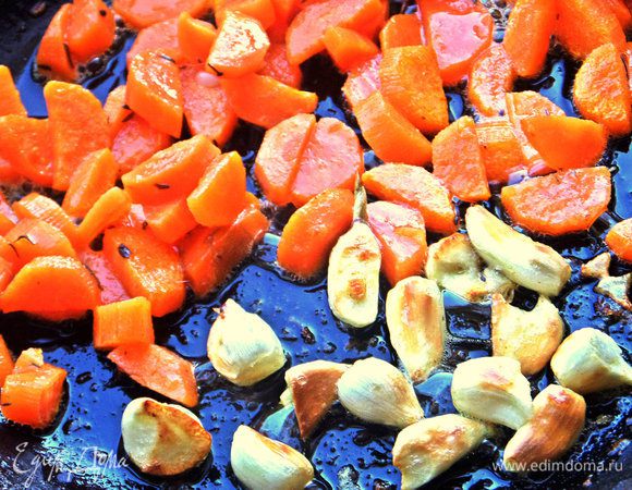 Когда вода выкипит, морковку слегка обжарить, можно рядом с чесноком, который пойдёт на две начинки. Не удивляйтесь такому большому количеству чеснока, просто я его люблю, но Вы берите по своему вкусу!