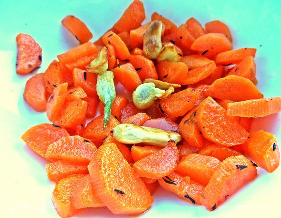 Перекладываем морковь и часть чеснока в ёмкость для взбивания.