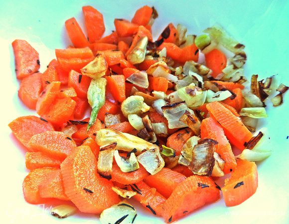 Добавим треть обжаренного лука.