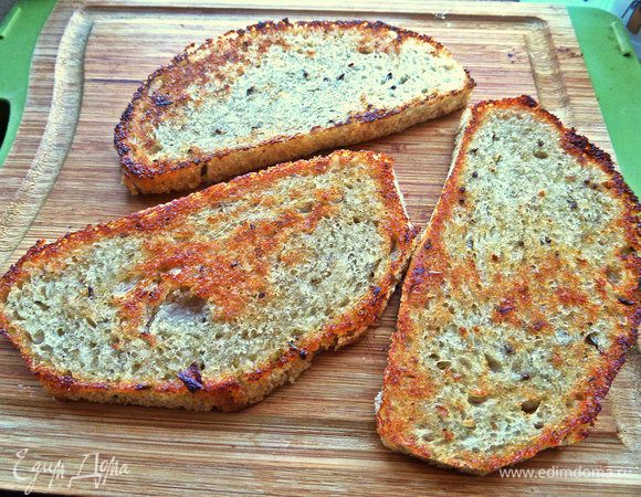 Подсушиваем хлеб или тоже обжариваем.