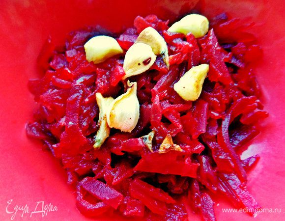 Второй вариант: готовую маринованную свёклу (треть банки 0,5 л) сцеживаем (или тушим свежую кусочками как морковь и т.д.), добавляем кусочки чеснока, тмин (соль уже есть в маринаде).