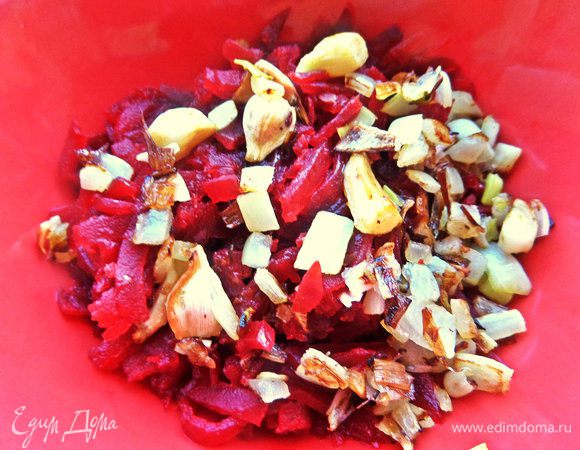 Треть лука высыпаем.