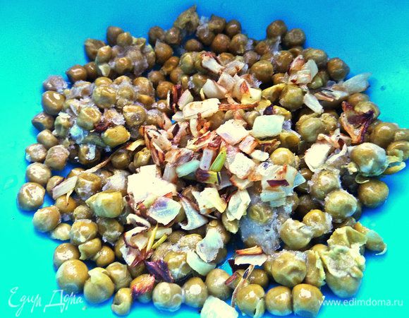 Последний вариант самый простой: горошек отделяем от жидкости и смешиваем с частью лука, солим, перчим. Если брать свежий горошек, то тушить как морковь до готовности.