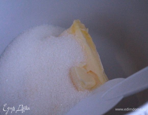 Размягченное масло взбить с сахаром до кремообразного состояния.