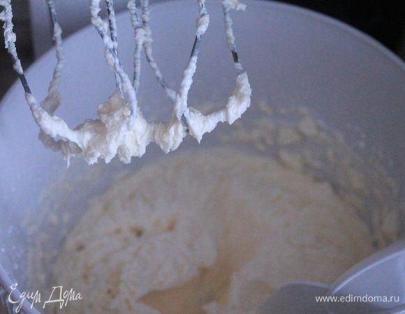 Продолжая взбивать, добавить в начале одно яйцо. Взбить. Затем добавить желток. Взбить.