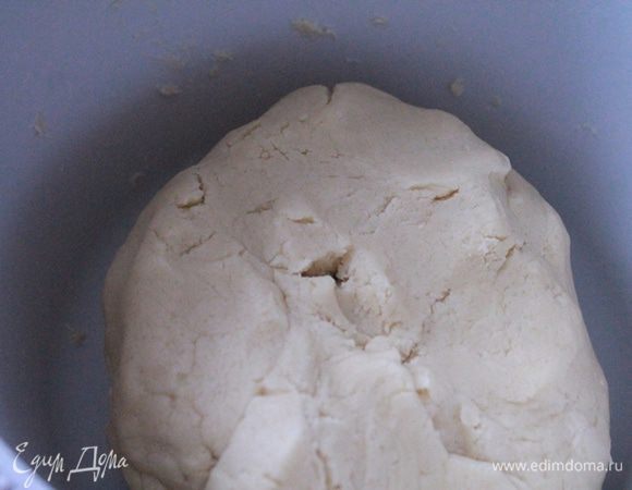 Тесто завернуть в пленку и убрать в холодильник на 30 минут.