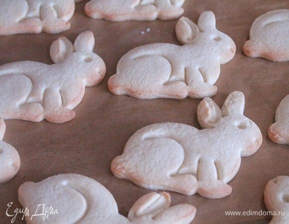 Выпекать 9-10 минут. Печенье должно чуть-чуть позолотится.