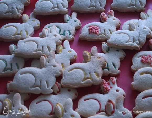 Остудить на противне и украсить цветной глазурью.