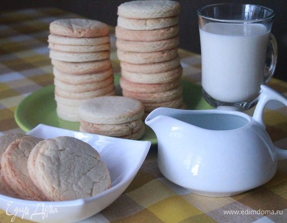 А еще из этого теста я пеку вот такое простое печенье. С молоком оно, и вправду, очень вкусное.