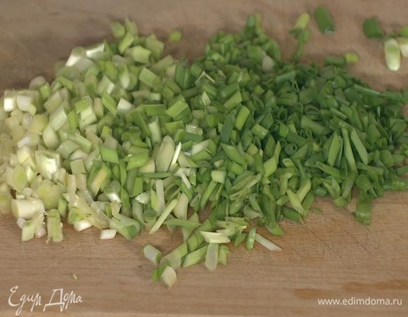 Зеленый лук мелко порезать.