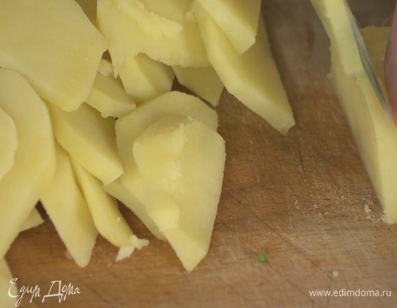 Картофель почистить, отварить, затем порезать тонкими ломтиками.