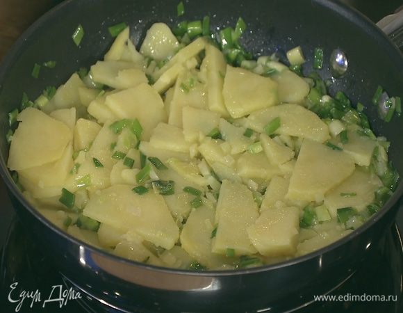 Добавить нарезанный картофель в сковороду с луком и обжарить до легкого золотистого цвета.