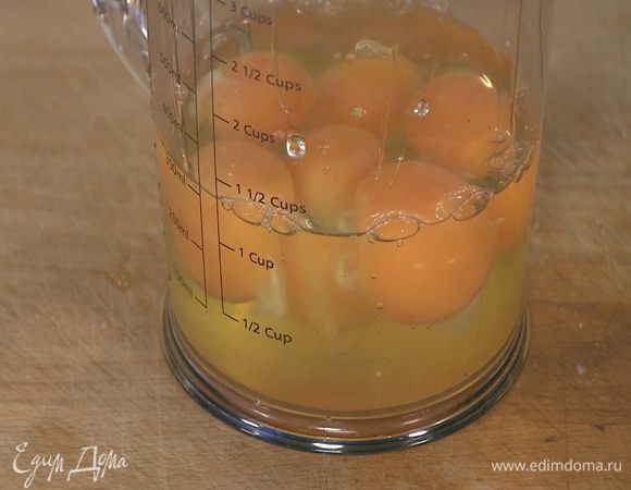 Яйца слегка посолить, поперчить и перемешать венчиком (но не взбивать!).