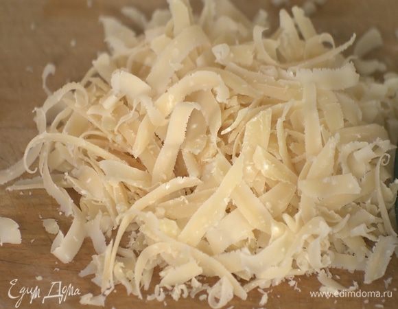 Сыр натереть на крупной терке.